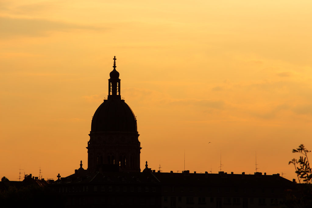 Silhouette der Christuskirche in Mainz im Gegenlicht bei Sonnenuntergang