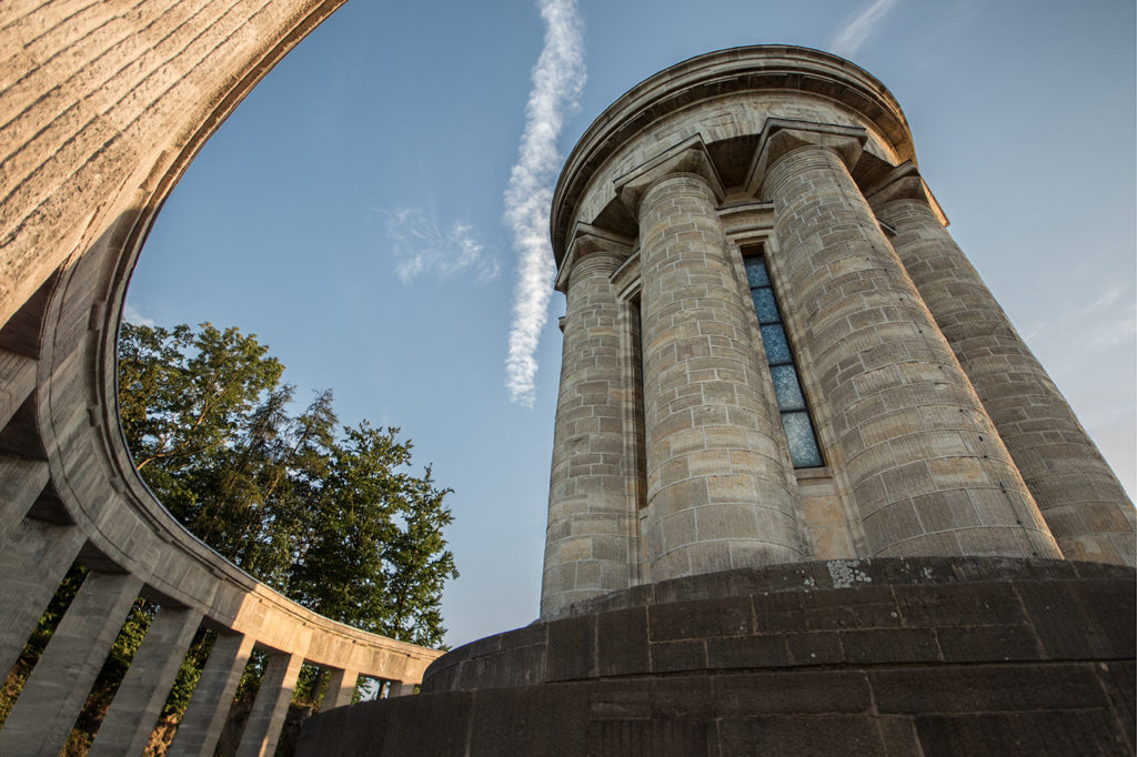 Eisenacher Burschenschaftsdenkmal aus der Froschperspektive mit Rundbogen