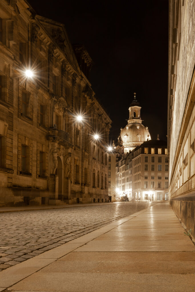 Augustustraße in Dresden mit Frauenkirche im Hintergrund bei Nacht