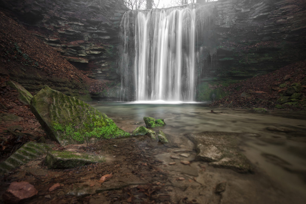 Wasserfall im Heinrich Heine Park im Heilbad Heiligenstadt mit Bach im Vordergrund