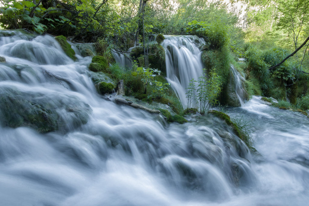 Mehrere Kaskaden in einem Wasserfall im Nationalpark Plitvicer Seen in Kroatien