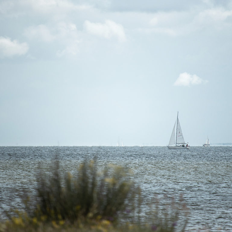 Fotografie von Segelboot auf Meer