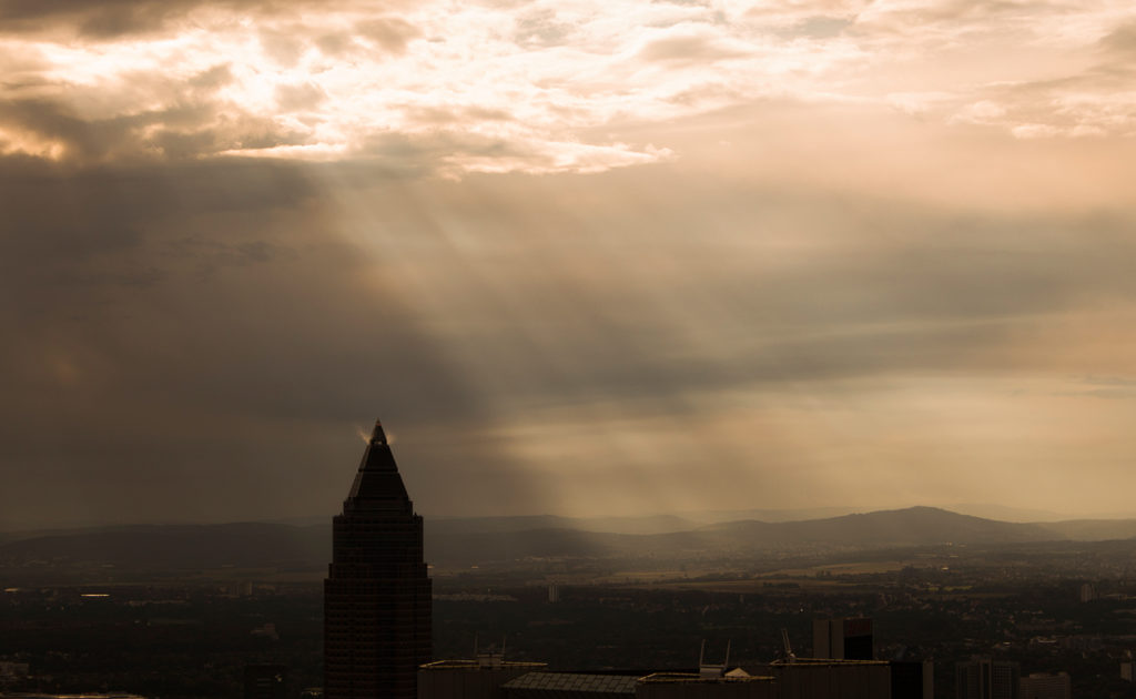 Warme Sonnenstrahlen beim Messeturm in Frankfurt am Main