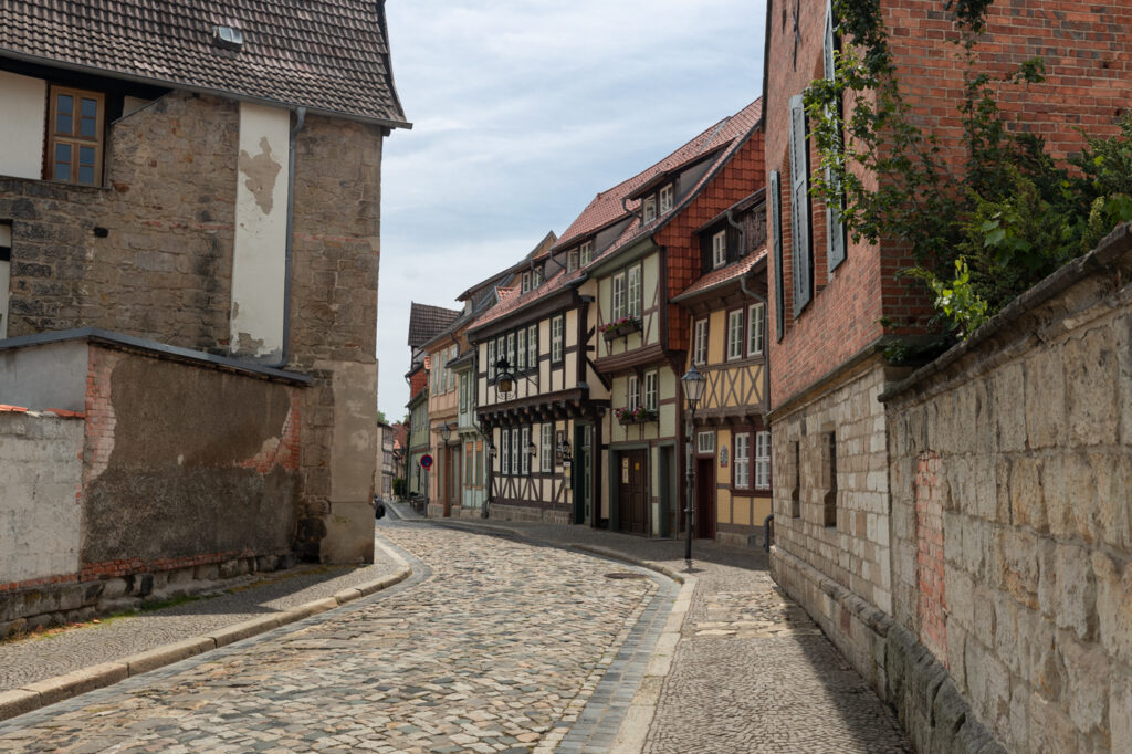 Weitwinkelaufnahme der Mühlenstraße Quedlinburg