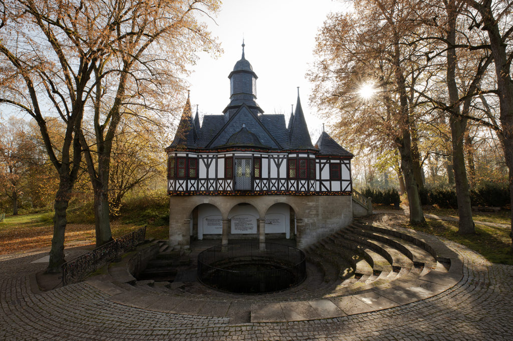 Popperöder Quelle mit herbstlichen Bäumen und durchblitzender Nachmittagsonne; Mühlhausen