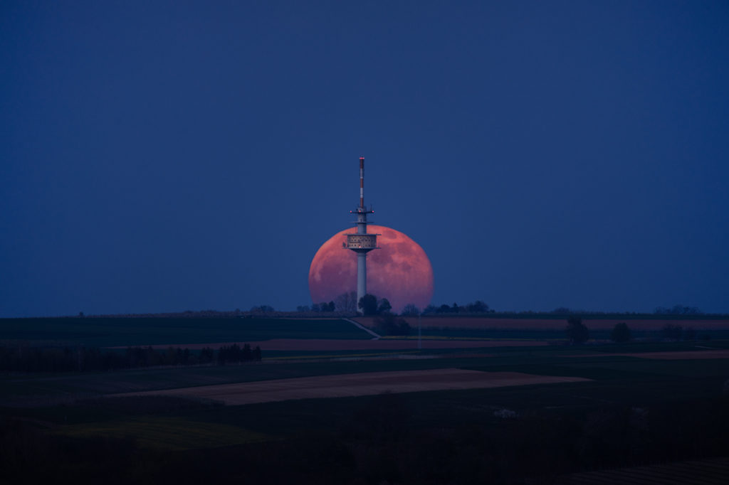 Fernmeldeturm Ober-Olm zur blauen Stunde bei Mondaufgang im April 2021; Fernsehturm