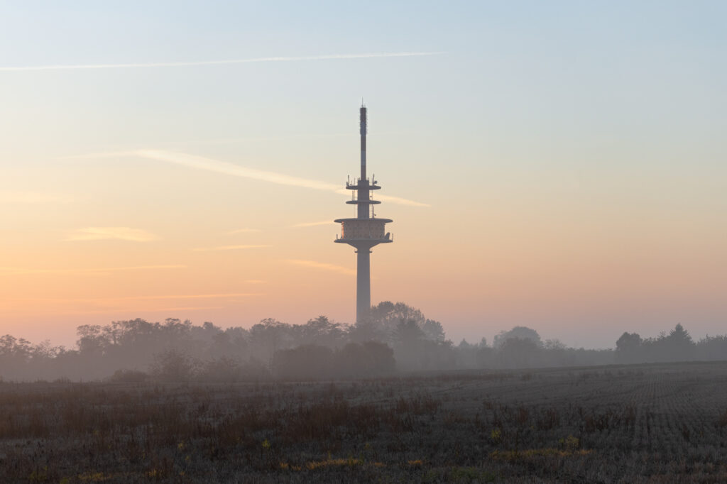 Ober-Olm Fernsehturm im Morgennebel