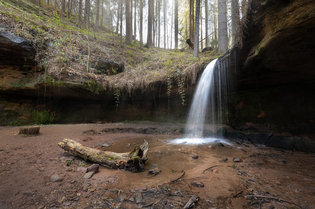 kleiner Wasserfall im Odenbachtal fließt von rechts nach links