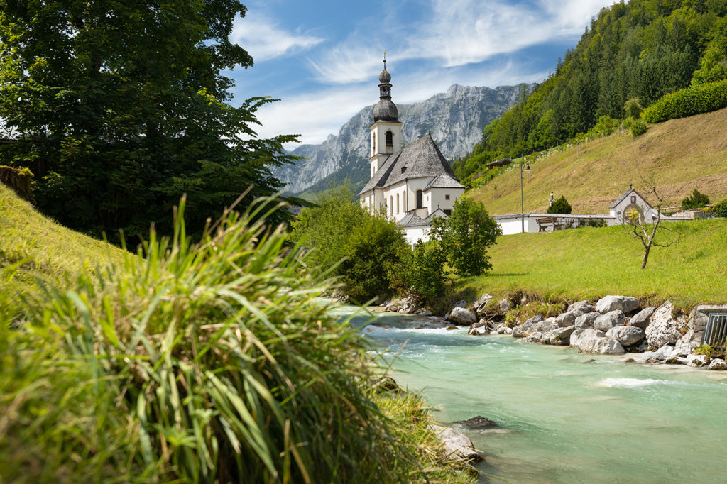 St Sebastian Kirche in Ramsau mit Gras im Vordergrund