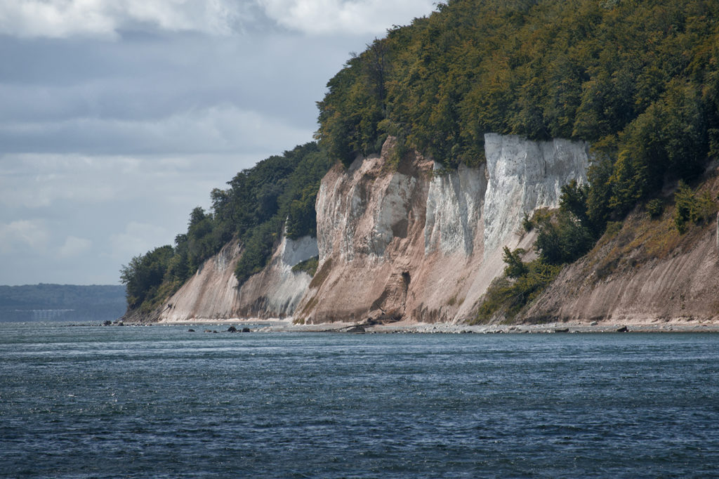 Kreidefelsen auf Rügen im Nationalpark Jasmund mit Ostsee im Vordergrund