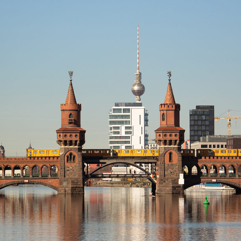 Fotografie von Stadt und Brücke