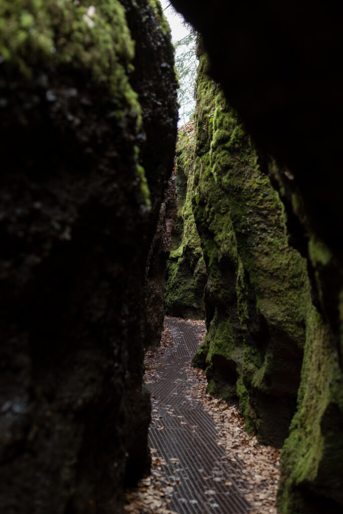 Durchgang in Drachenschlucht im Thüringer Wald mit angeschnittenem Felsen